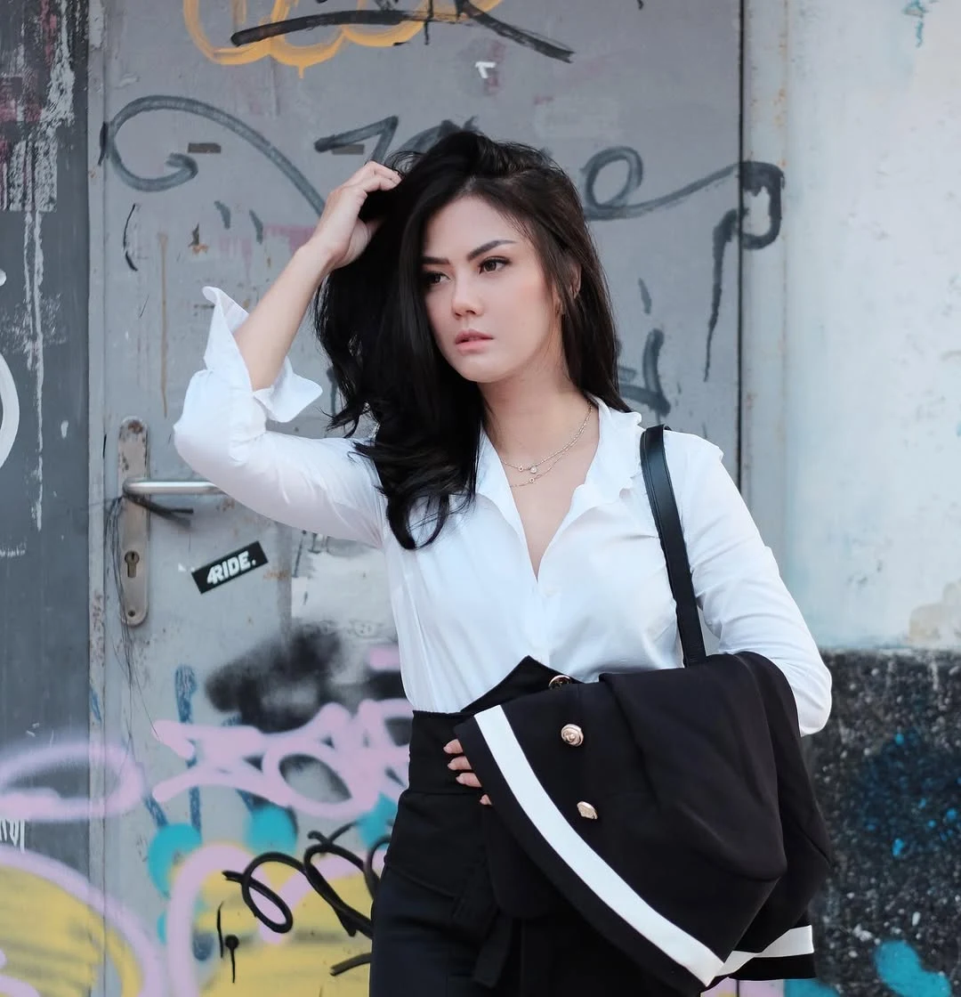 Monochrome Chic Business Streetwear Outfit