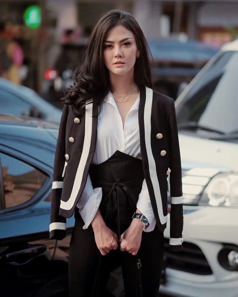 Monochrome Chic Business Streetwear Outfit animated album preview